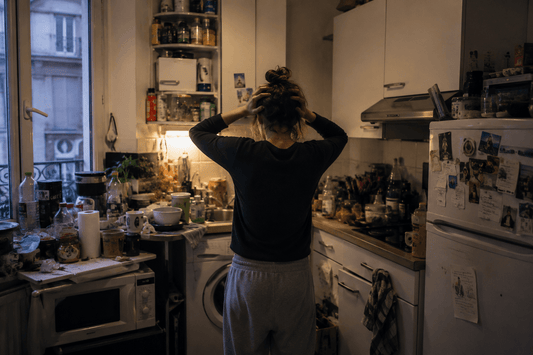 Petite cuisine en désordre dans un appartement avec sensation de surcharge mentale et manque d’organisation