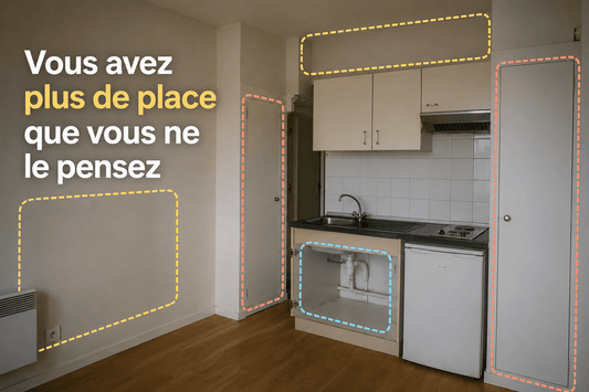 Petite cuisine de studio avec zones de rangement inexploitées mises en évidence : sous évier, mur vide, porte de placard et espace au-dessus des meubles.