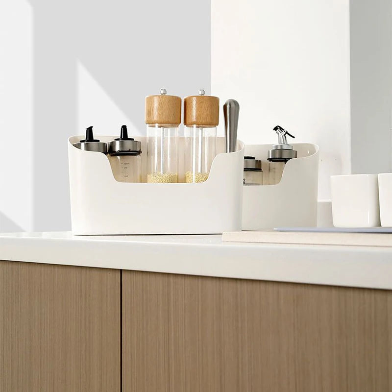Rangements sur une table de la cuisine