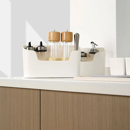 Rangements sur une table de la cuisine