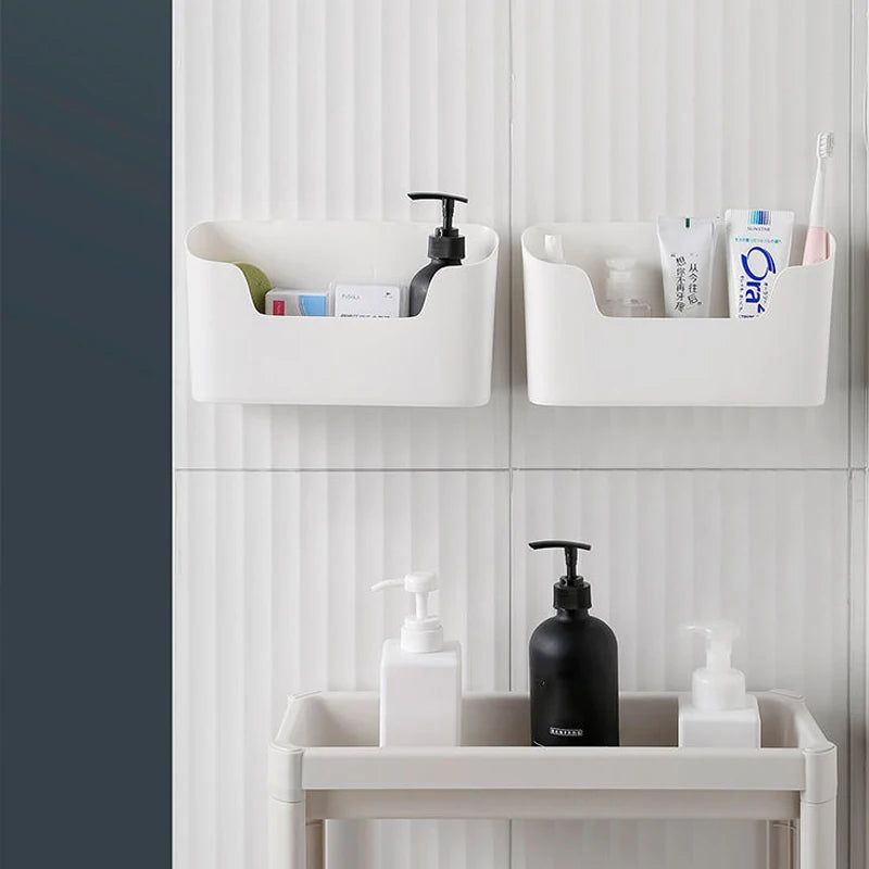 Rangements collés au mur d'une salle de bain