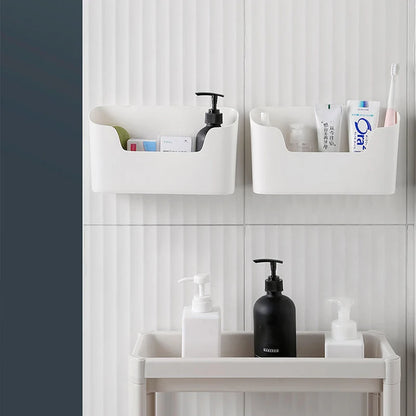 Rangements collés au mur d'une salle de bain